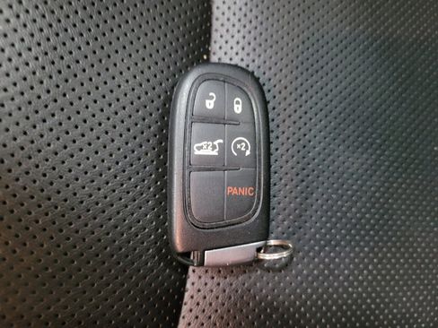 Used 2022 Jeep Cherokee Limited image 32