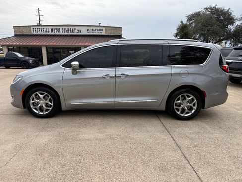 Used 2018 Chrysler Pacifica Limited image 4