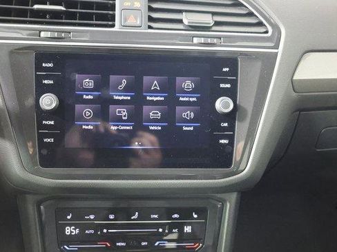 Used 2022 Volkswagen Tiguan SE image 16