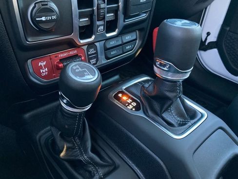 Used 2025 Jeep Wrangler Unlimited Rubicon w/ Convenience Group image 26