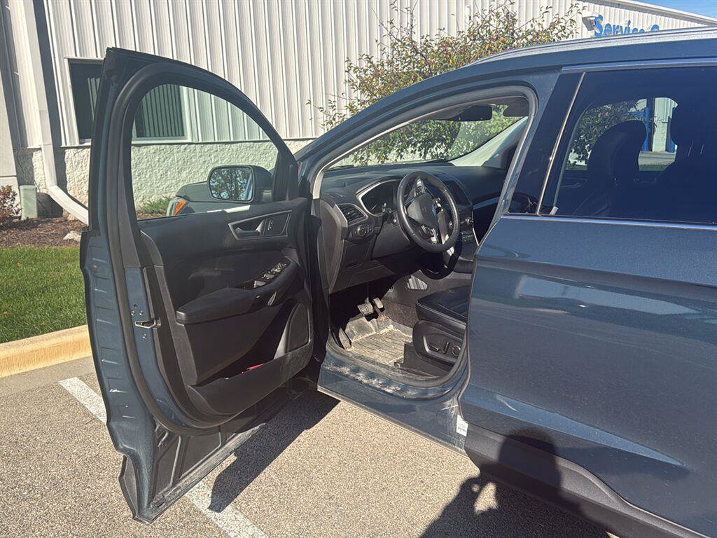 Used 2019 Ford Edge SEL w/ Equipment Group 201A AWD/4WD image 3