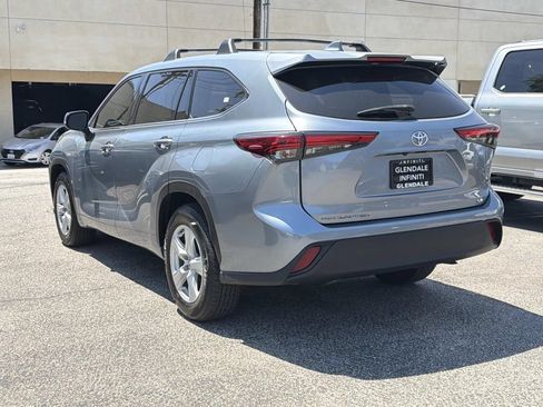Used 2021 Toyota Highlander LE FWD image 4