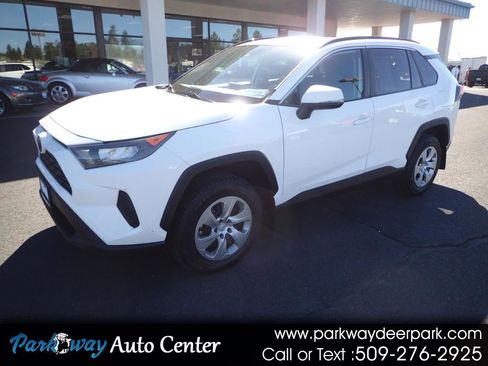 Used 2021 Toyota RAV4 LE image 1