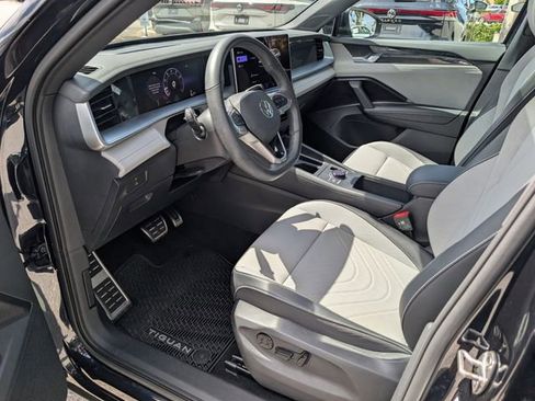 Used 2026 Volkswagen Tiguan SE R-Line image 11