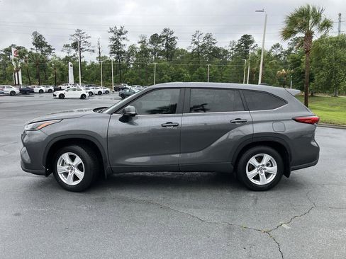 Used 2023 Toyota Highlander LE AWD/4WD image 2