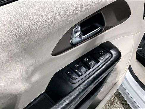 Used 2022 Chrysler Voyager LX image 38