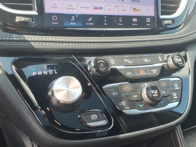 Used 2025 Chrysler Pacifica Limited FWD image 18