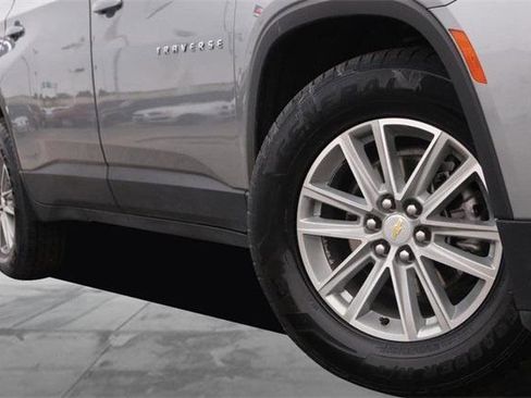 Used 2023 Chevrolet Traverse LT image 3