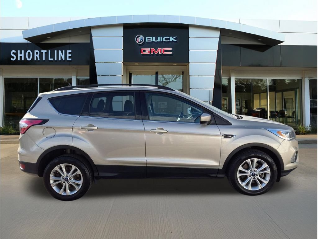 Used 2017 Ford Escape SE w/ Equipment Group 201A AWD/4WD image 2