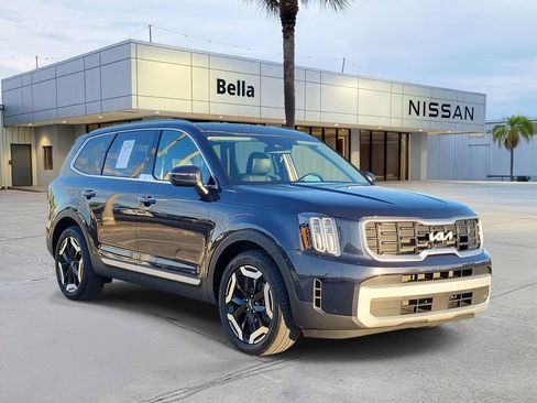 Used 2025 Kia Telluride S FWD image 2
