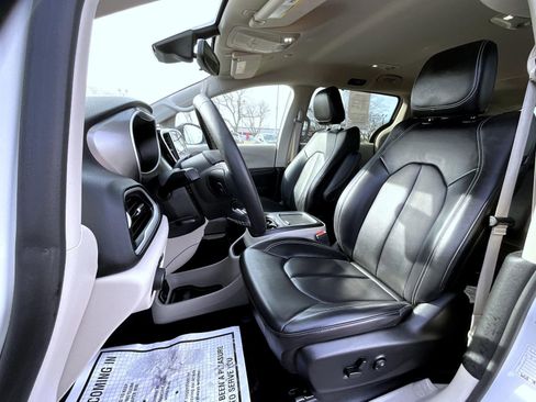 Used 2023 Chrysler Pacifica Touring-L image 11