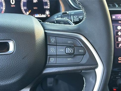 Used 2025 Jeep Grand Cherokee L Limited w/ Luxury Tech Group II image 17