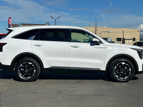 Used 2024 Kia Sorento S image 3