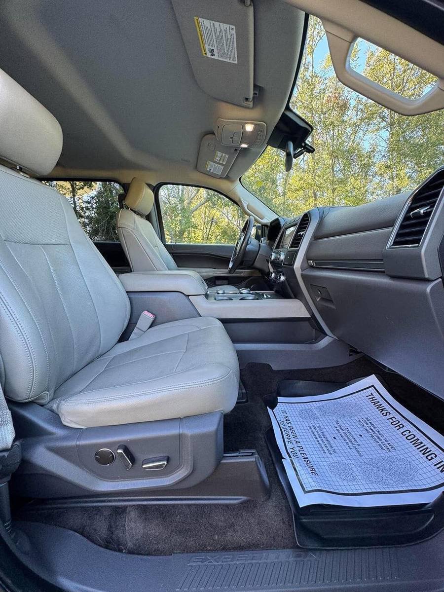 Used 2018 Ford Expedition XLT w/ Equipment Group 202A AWD/4WD image 11