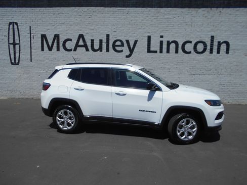 Used 2024 Jeep Compass Latitude AWD/4WD image 1