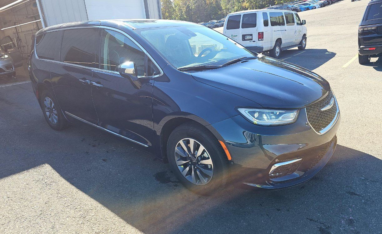 Used 2023 Chrysler Pacifica Limited w/ Uconnect Theater Family Group FWD image 2