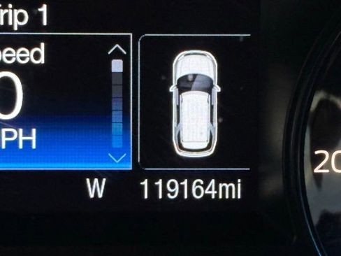 Used 2017 Ford Explorer XLT image 29