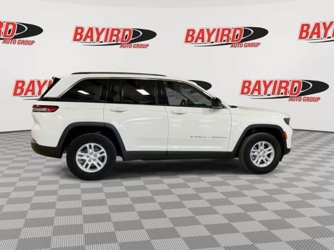 Used 2024 Jeep Grand Cherokee Laredo AWD/4WD image 9