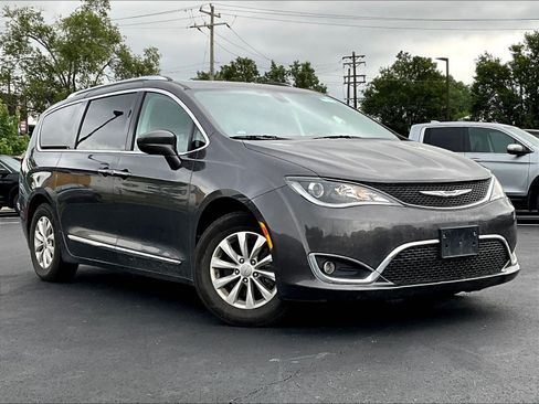 Used 2018 Chrysler Pacifica Touring-L Plus FWD image 2