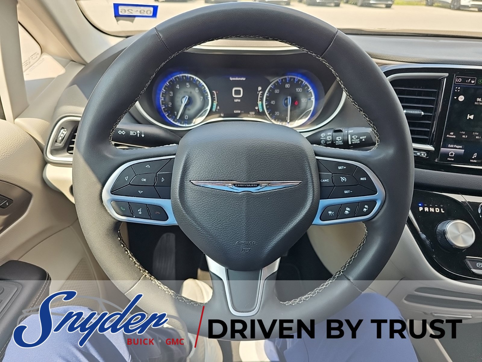 Used 2023 Chrysler Pacifica Touring-L FWD image 8