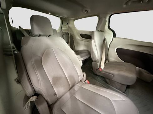 Used 2017 Chrysler Pacifica LX FWD image 26