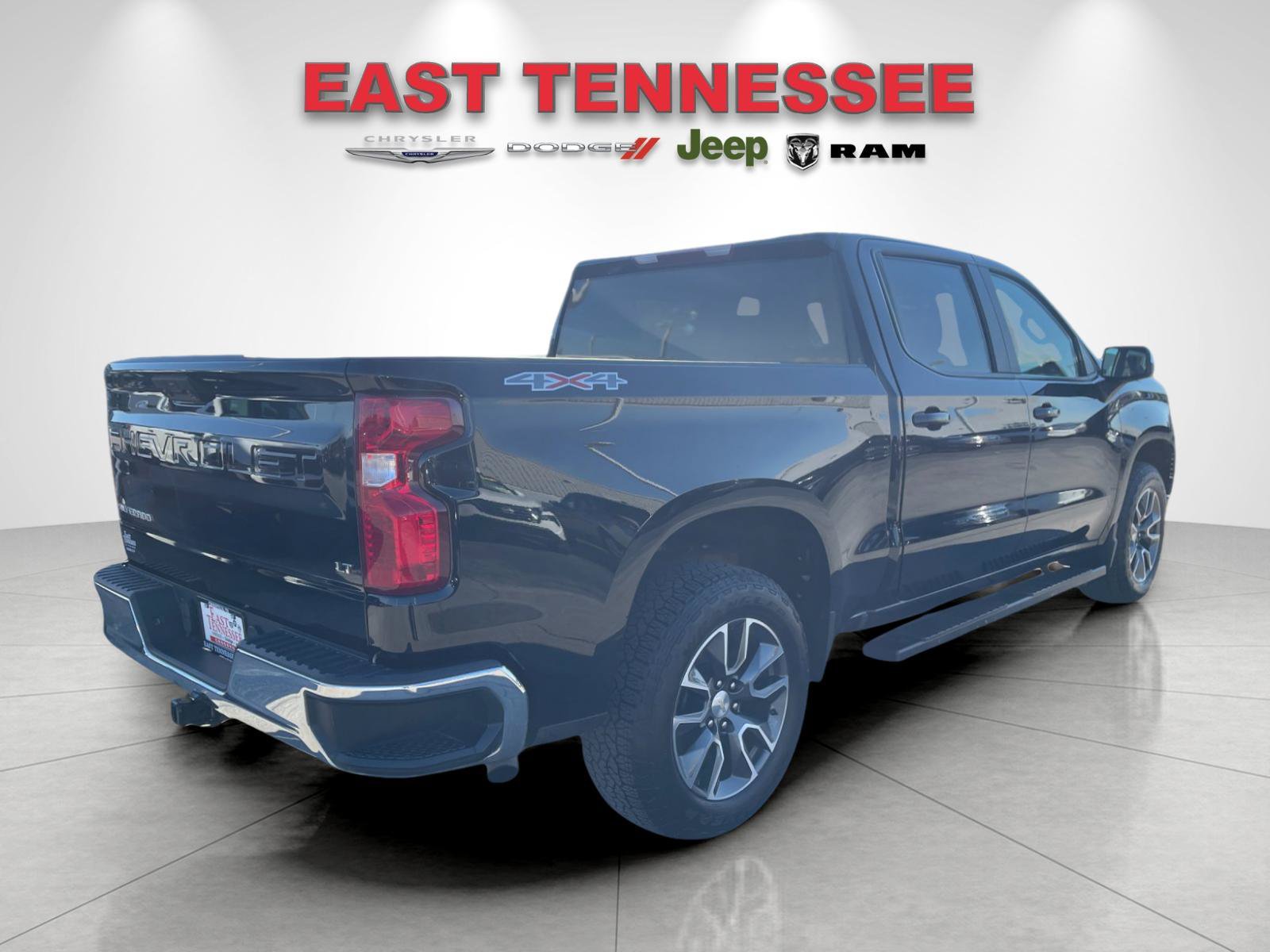 Used 2023 Chevrolet Silverado 1500 LT AWD/4WD image 3