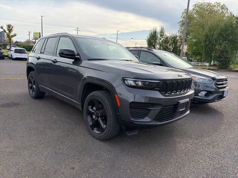 Used 2023 Jeep Grand Cherokee Altitude AWD/4WD image 3