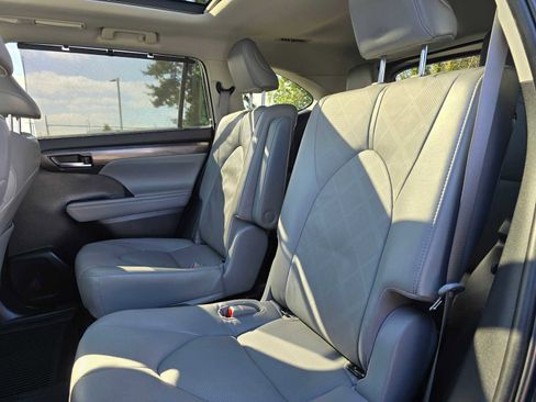 Certified 2022 Toyota Highlander Platinum image 17