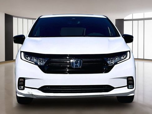 Used 2024 Honda Odyssey Sport image 3