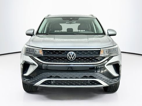 Used 2023 Volkswagen Taos SE AWD/4WD image 2