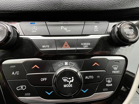 Used 2018 Chrysler Pacifica Touring-L FWD image 36