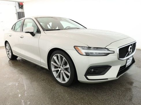 Used 2021 Volvo S60 T6 Momentum image 3