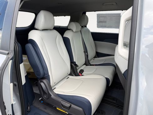New 2026 Kia Carnival EX FWD image 19