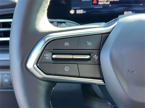 Used 2025 Chevrolet Traverse LT image 23