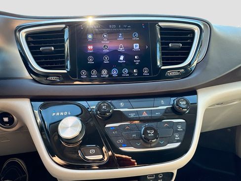 Used 2017 Chrysler Pacifica Touring FWD image 14