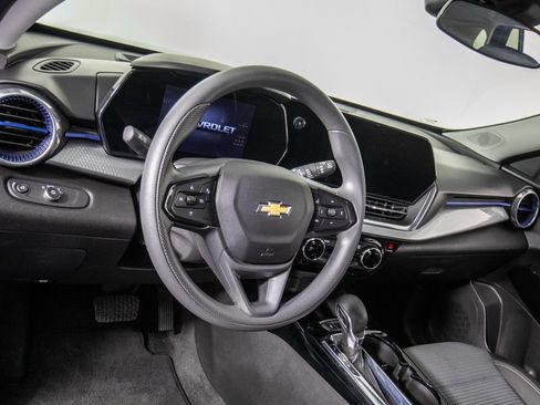 Used 2025 Chevrolet Trax LT FWD image 17