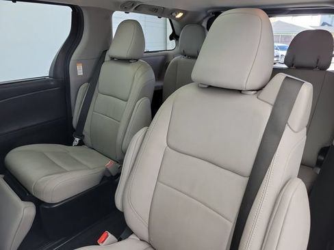 Used 2017 Toyota Sienna Limited Premium FWD image 12