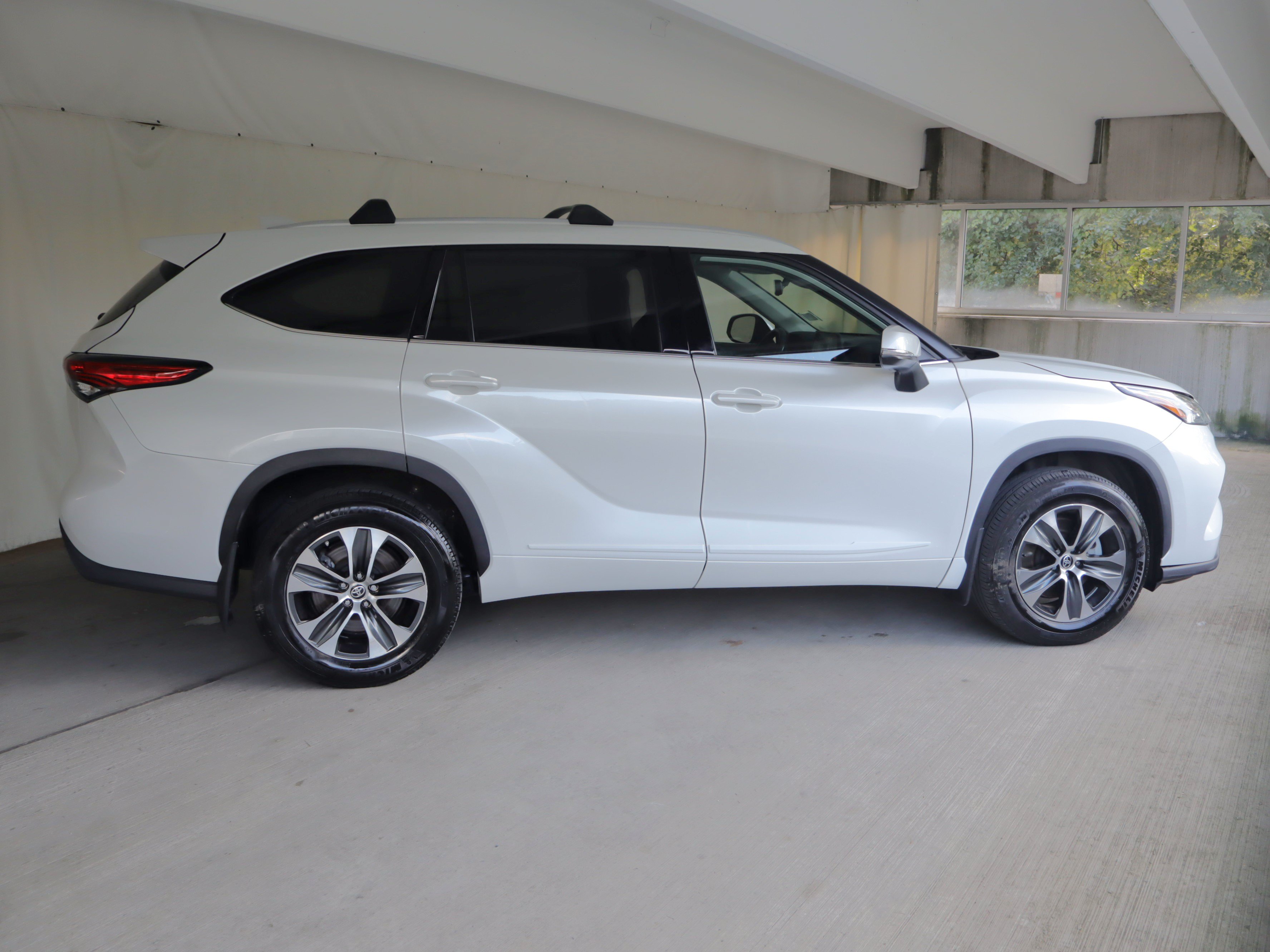 Used 2022 Toyota Highlander XLE AWD/4WD image 6