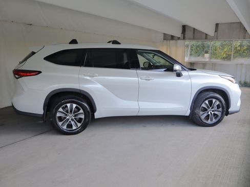 Used 2022 Toyota Highlander XLE AWD/4WD image 6