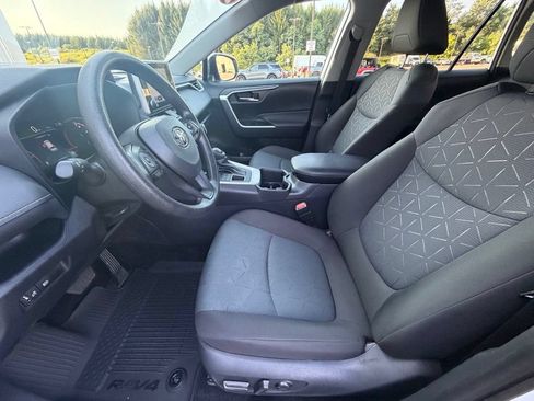 Used 2025 Toyota RAV4 XLE AWD/4WD image 16