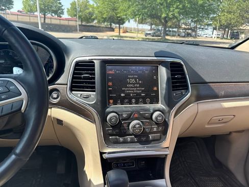 Used 2017 Jeep Grand Cherokee Limited AWD/4WD image 13
