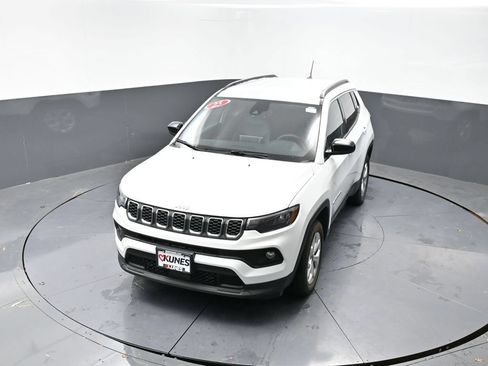 Used 2025 Jeep Compass Latitude AWD/4WD image 16
