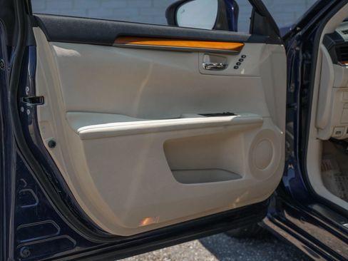 Used 2015 Lexus ES 300h w/ Navigation System Package FWD image 9