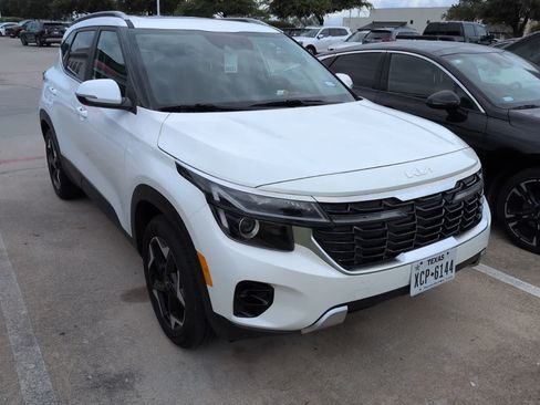 Certified 2025 Kia Seltos EX w/ EX Sunroof Package FWD image 3