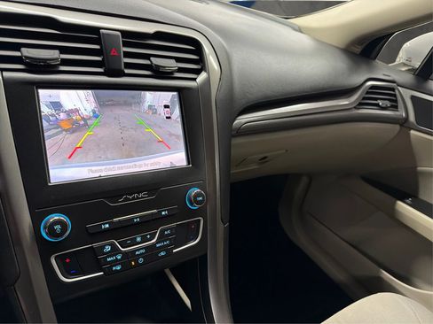 Used 2020 Ford Fusion SE FWD image 16