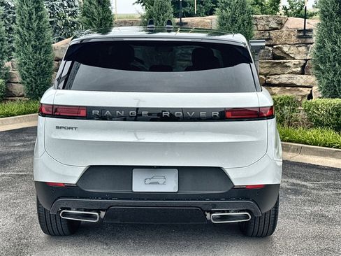 Used 2025 Land Rover Range Rover Sport SE image 4