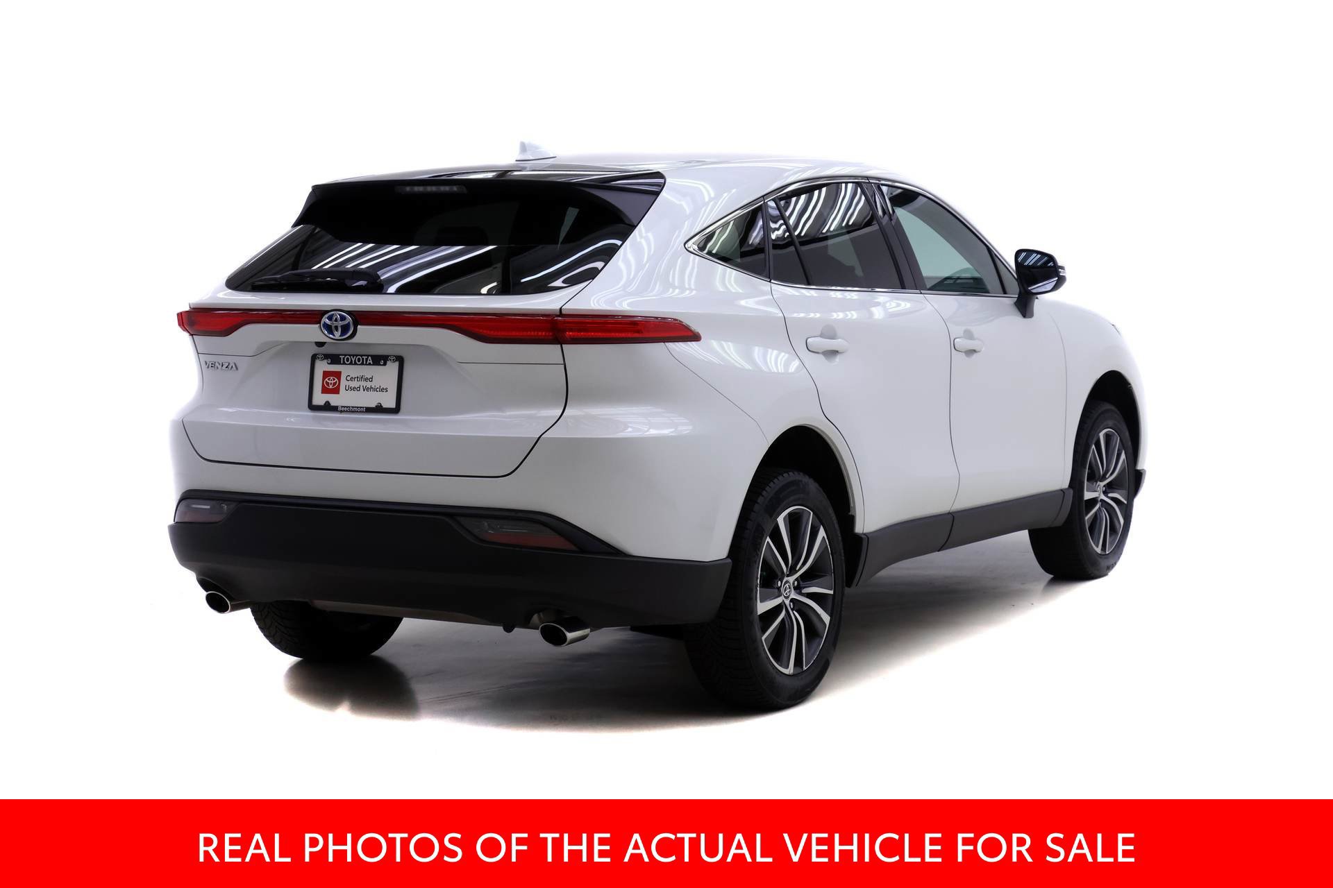 Used 2023 Toyota Venza LE AWD/4WD image 2