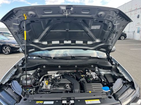 Used 2025 Volkswagen Taos SE image 32