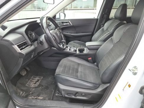 Used 2024 Mitsubishi Outlander SE image 11