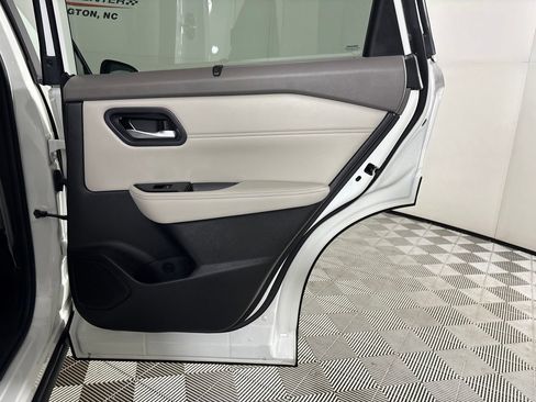Used 2023 Nissan Rogue SV w/ SV Premium B Package FWD image 27
